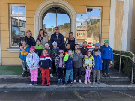 Mali obiskovalci iz Vrtca Ravne na obisku pri županu (2)